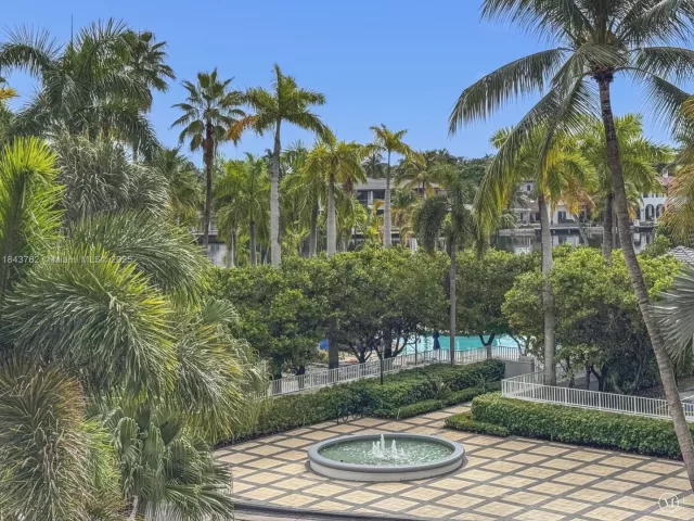 3-bedroom condo for sale in Aventura - 21150 Point Pl 406 - MondialRealty