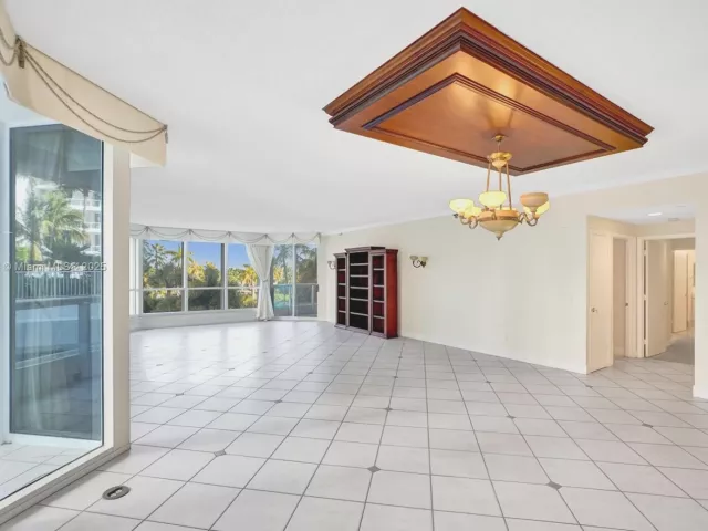 3-bedroom condo for sale in Aventura - 21150 Point Pl 406 - MondialRealty