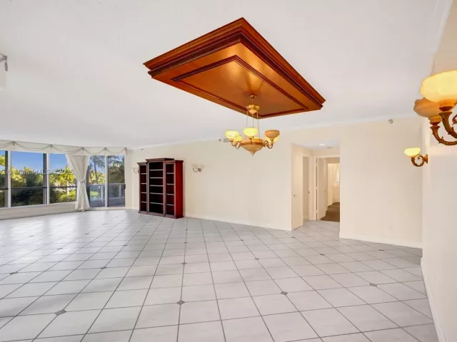 3-bedroom condo for sale in Aventura - 21150 Point Pl 406 - MondialRealty