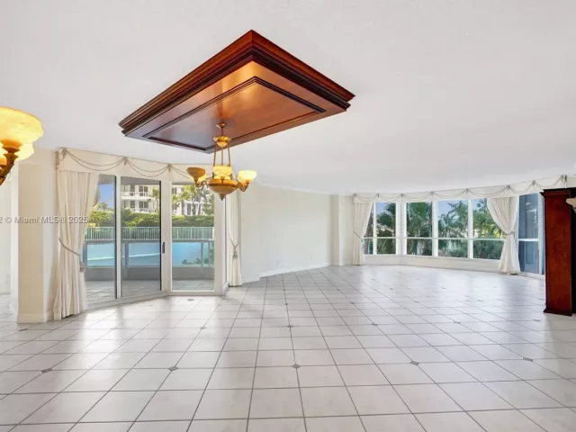 3-bedroom condo for sale in Aventura - 21150 Point Pl 406 - MondialRealty