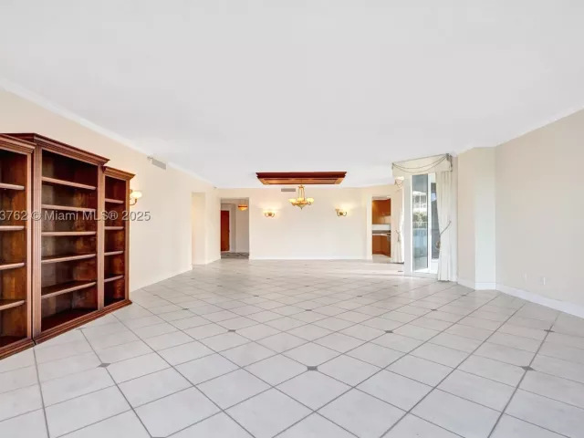 3-bedroom condo for sale in Aventura - 21150 Point Pl 406 - MondialRealty