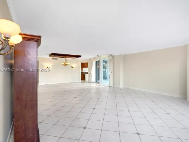 3-bedroom condo for sale in Aventura - 21150 Point Pl 406 - MondialRealty