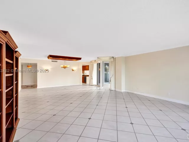 3-bedroom condo for sale in Aventura - 21150 Point Pl 406 - MondialRealty