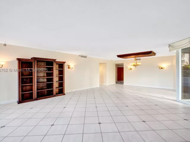 3-bedroom condo for sale in Aventura - 21150 Point Pl 406 - MondialRealty