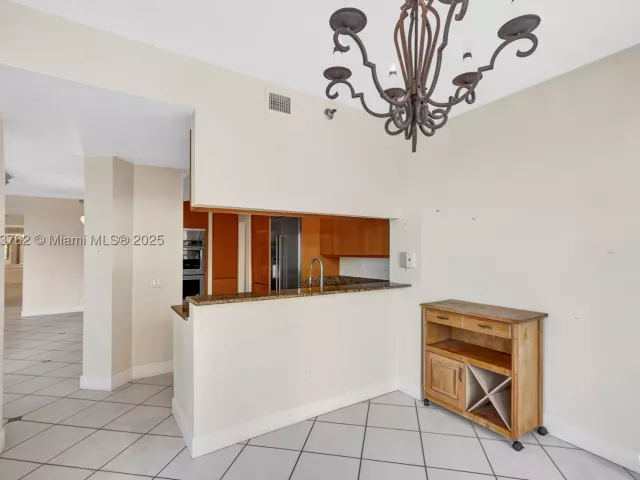 3-bedroom condo for sale in Aventura - 21150 Point Pl 406 - MondialRealty