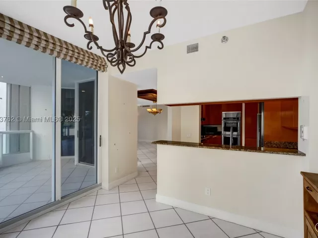 3-bedroom condo for sale in Aventura - 21150 Point Pl 406 - MondialRealty