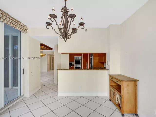 3-bedroom condo for sale in Aventura - 21150 Point Pl 406 - MondialRealty
