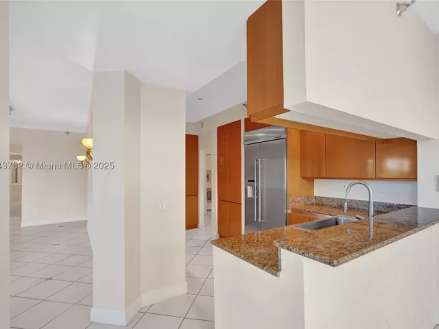 3-bedroom condo for sale in Aventura - 21150 Point Pl 406 - MondialRealty