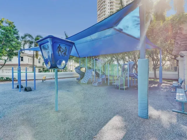 3-bedroom condo for sale in Aventura - 21150 Point Pl 406 - MondialRealty