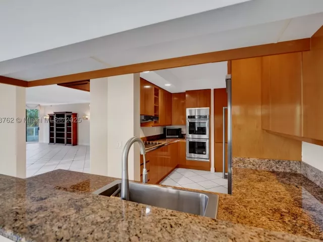 3-bedroom condo for sale in Aventura - 21150 Point Pl 406 - MondialRealty