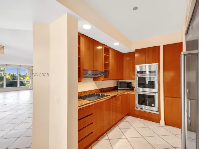 3-bedroom condo for sale in Aventura - 21150 Point Pl 406 - MondialRealty