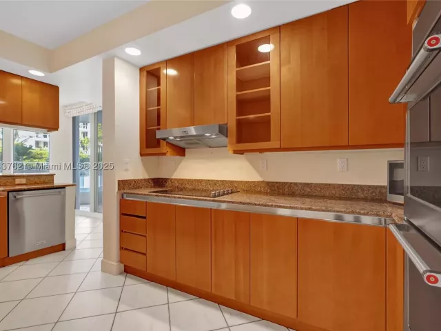 3-bedroom condo for sale in Aventura - 21150 Point Pl 406 - MondialRealty