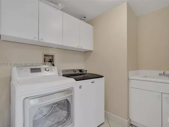 3-bedroom condo for sale in Aventura - 21150 Point Pl 406 - MondialRealty