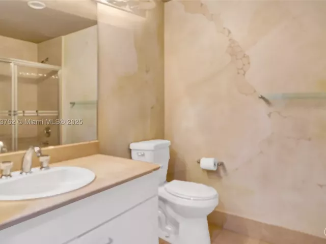 3-bedroom condo for sale in Aventura - 21150 Point Pl 406 - MondialRealty