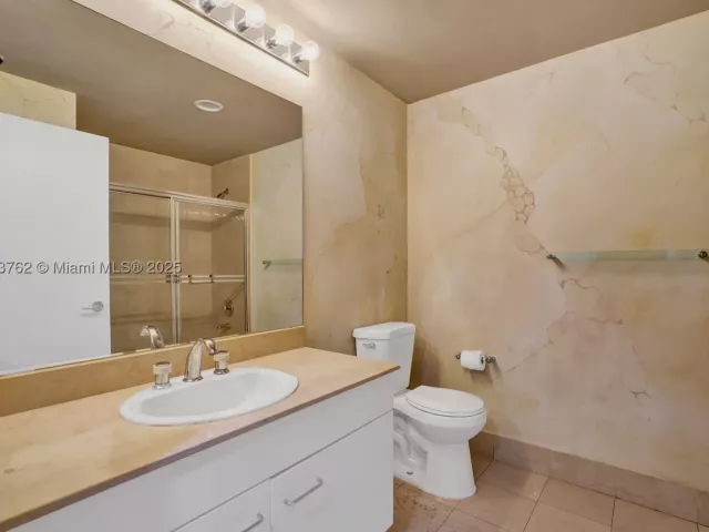 3-bedroom condo for sale in Aventura - 21150 Point Pl 406 - MondialRealty