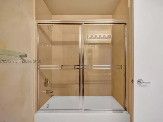 3-bedroom condo for sale in Aventura - 21150 Point Pl 406 - MondialRealty