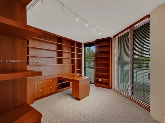 3-bedroom condo for sale in Aventura - 21150 Point Pl 406 - MondialRealty