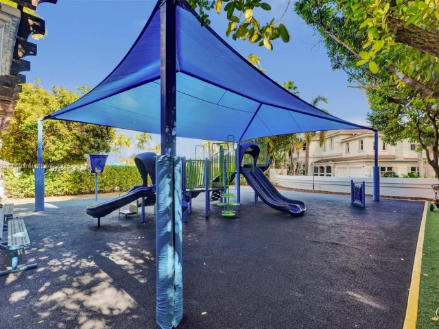 3-bedroom condo for sale in Aventura - 21150 Point Pl 406 - MondialRealty