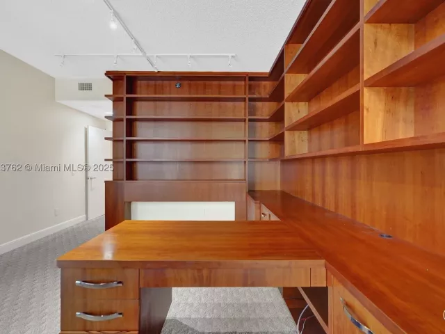 3-bedroom condo for sale in Aventura - 21150 Point Pl 406 - MondialRealty