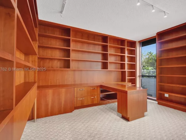 3-bedroom condo for sale in Aventura - 21150 Point Pl 406 - MondialRealty