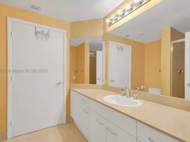 3-bedroom condo for sale in Aventura - 21150 Point Pl 406 - MondialRealty