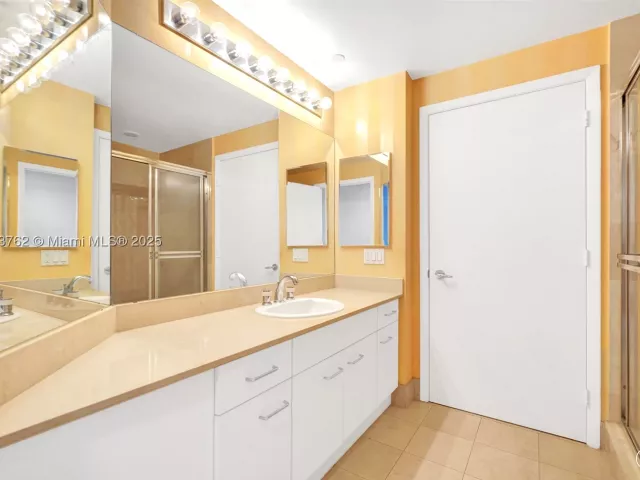 3-bedroom condo for sale in Aventura - 21150 Point Pl 406 - MondialRealty
