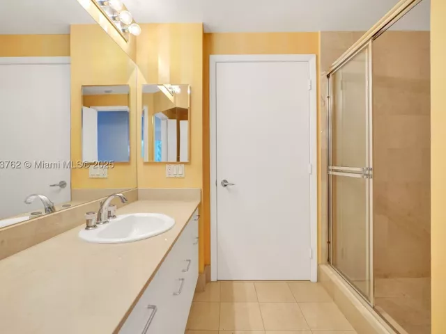 3-bedroom condo for sale in Aventura - 21150 Point Pl 406 - MondialRealty