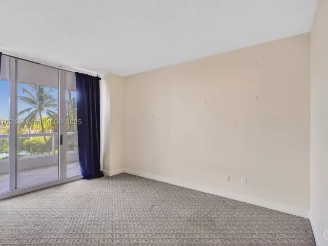 3-bedroom condo for sale in Aventura - 21150 Point Pl 406 - MondialRealty