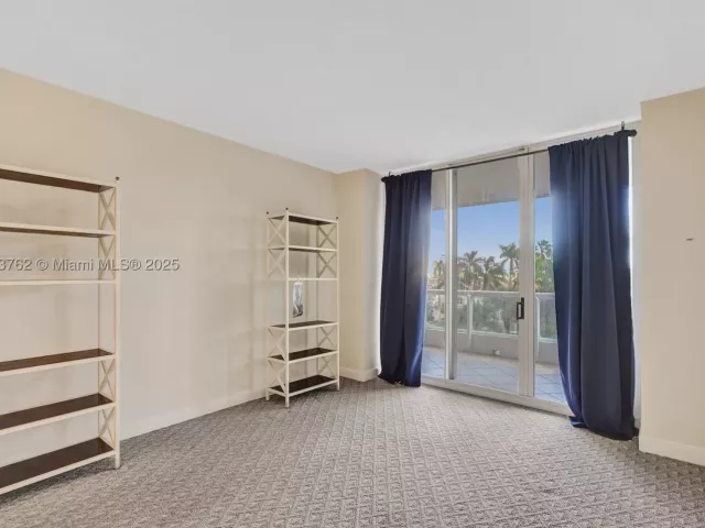 3-bedroom condo for sale in Aventura - 21150 Point Pl 406 - MondialRealty