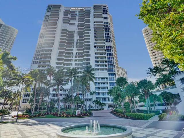 3-bedroom condo for sale in Aventura - 21150 Point Pl 406 - MondialRealty