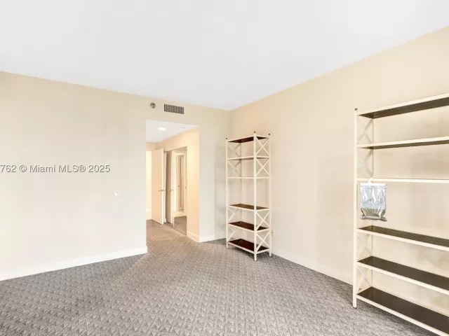 3-bedroom condo for sale in Aventura - 21150 Point Pl 406 - MondialRealty