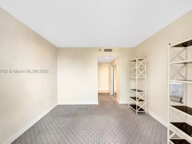 3-bedroom condo for sale in Aventura - 21150 Point Pl 406 - MondialRealty