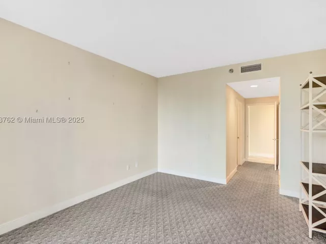 3-bedroom condo for sale in Aventura - 21150 Point Pl 406 - MondialRealty