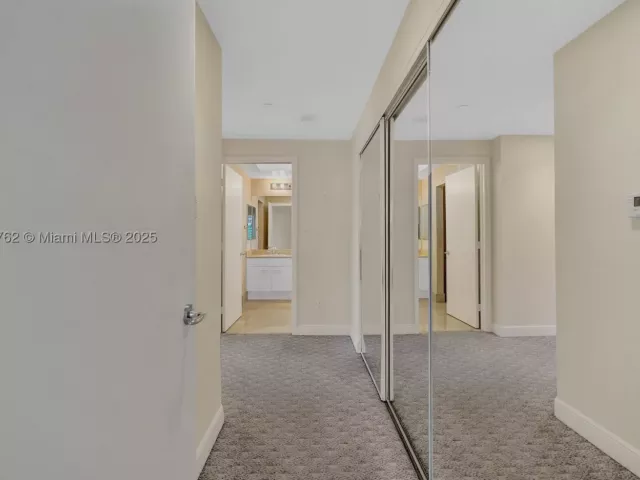 3-bedroom condo for sale in Aventura - 21150 Point Pl 406 - MondialRealty