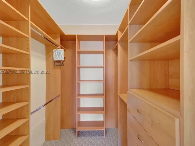 3-bedroom condo for sale in Aventura - 21150 Point Pl 406 - MondialRealty
