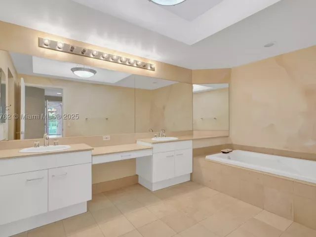 3-bedroom condo for sale in Aventura - 21150 Point Pl 406 - MondialRealty