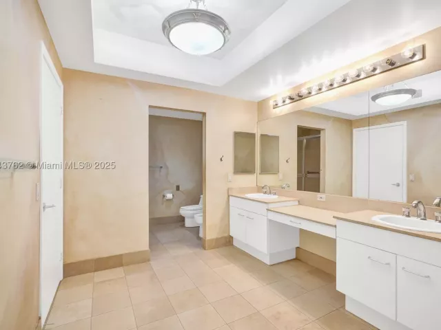 3-bedroom condo for sale in Aventura - 21150 Point Pl 406 - MondialRealty