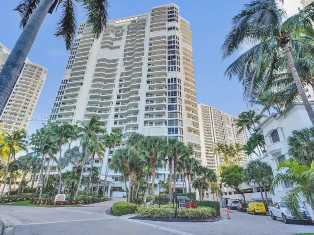 3-bedroom condo for sale in Aventura - 21150 Point Pl 406 - MondialRealty