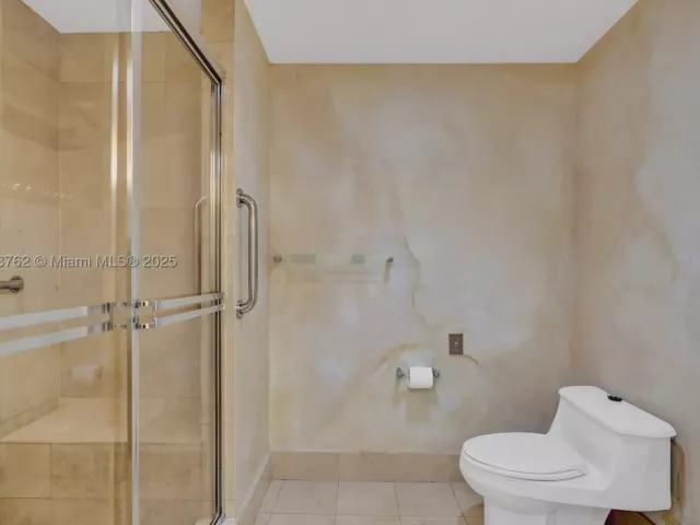 3-bedroom condo for sale in Aventura - 21150 Point Pl 406 - MondialRealty