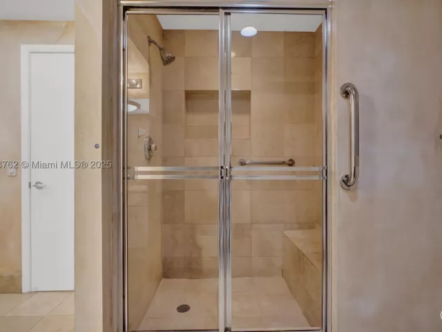 3-bedroom condo for sale in Aventura - 21150 Point Pl 406 - MondialRealty