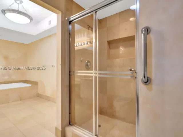 3-bedroom condo for sale in Aventura - 21150 Point Pl 406 - MondialRealty