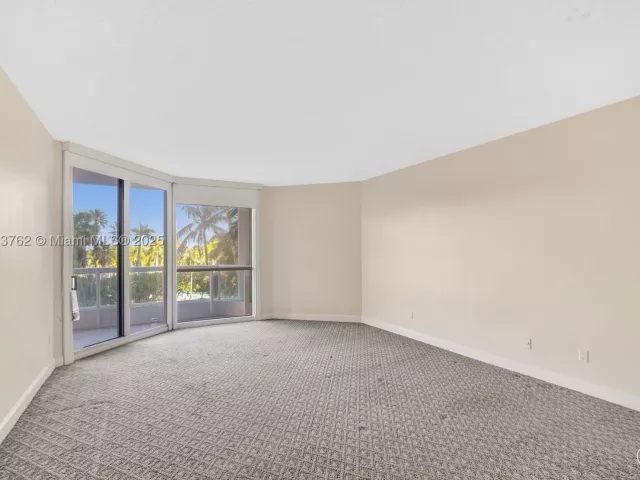 3-bedroom condo for sale in Aventura - 21150 Point Pl 406 - MondialRealty