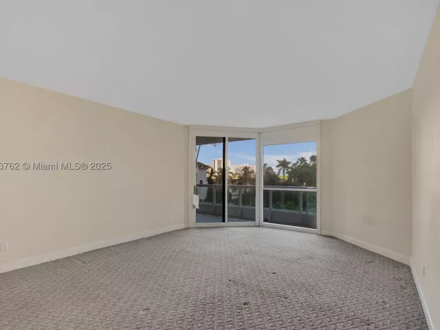 3-bedroom condo for sale in Aventura - 21150 Point Pl 406 - MondialRealty