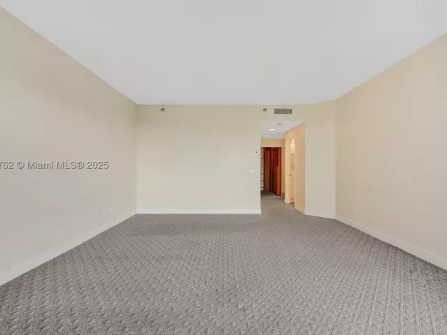 3-bedroom condo for sale in Aventura - 21150 Point Pl 406 - MondialRealty
