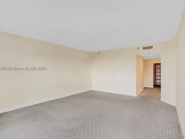 3-bedroom condo for sale in Aventura - 21150 Point Pl 406 - MondialRealty