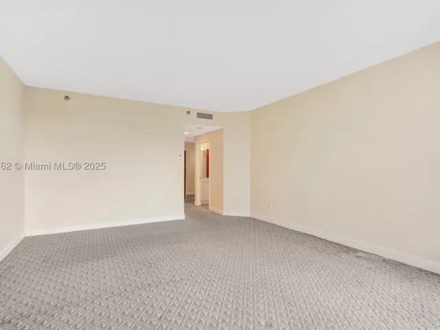 3-bedroom condo for sale in Aventura - 21150 Point Pl 406 - MondialRealty