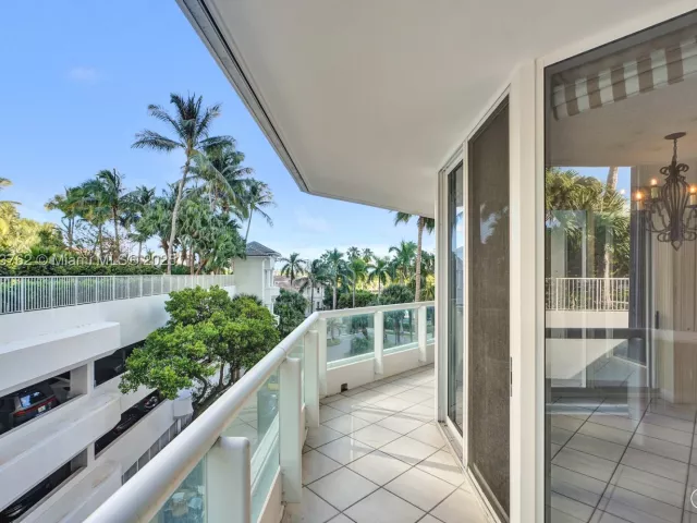 3-bedroom condo for sale in Aventura - 21150 Point Pl 406 - MondialRealty