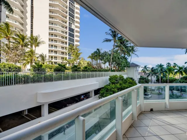 3-bedroom condo for sale in Aventura - 21150 Point Pl 406 - MondialRealty