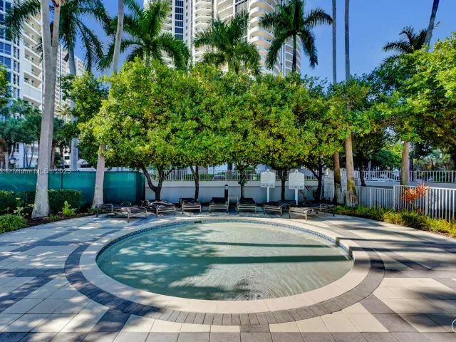 3-bedroom condo for sale in Aventura - 21150 Point Pl 406 - MondialRealty