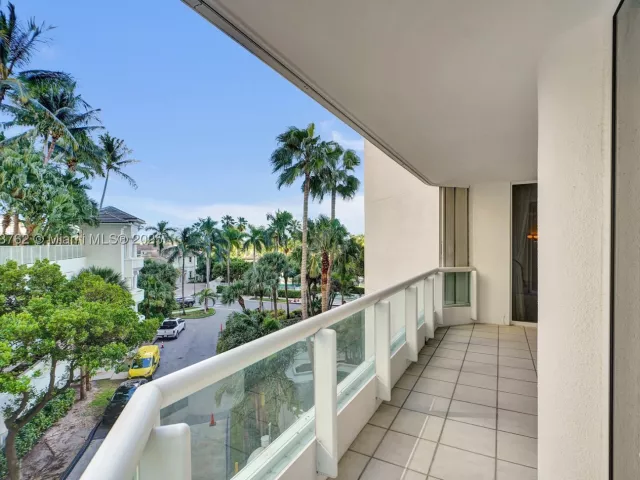 3-bedroom condo for sale in Aventura - 21150 Point Pl 406 - MondialRealty